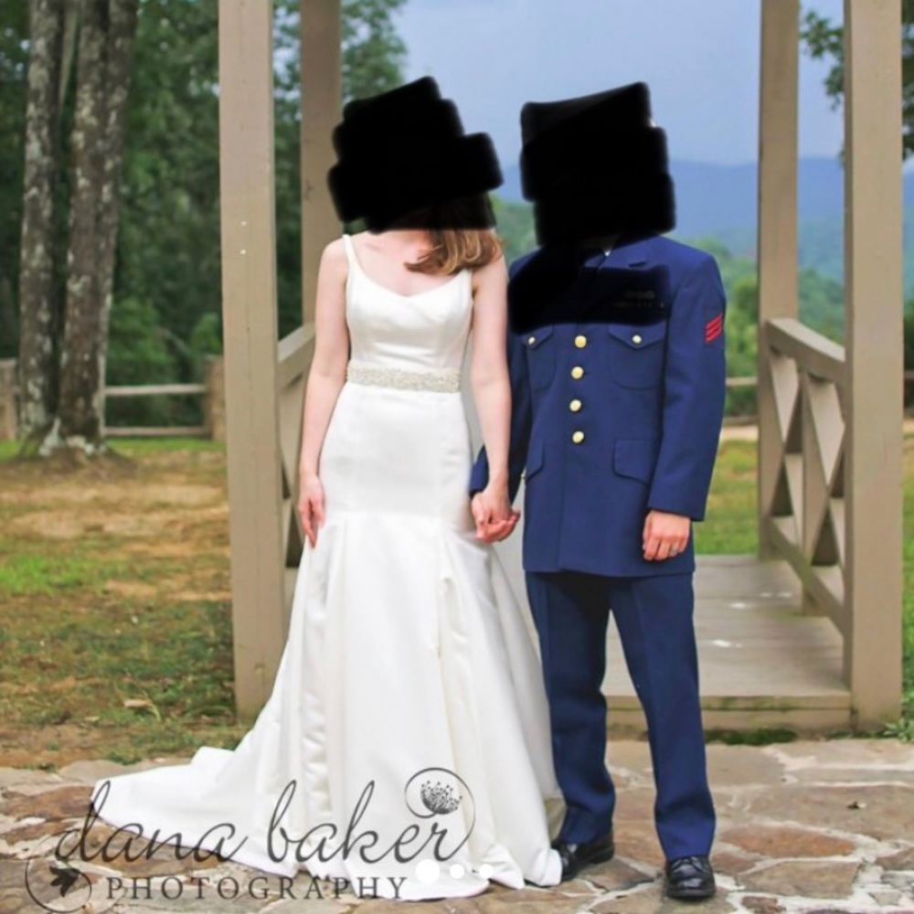 BELT INCLUDED Beautiful Classic David’s Bridal wedding gown